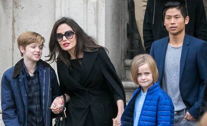 Angelina Jolie con sus hijos Shiloh (a su derecha), Vivienne y Pax Jolie-Pitt.