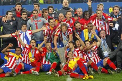 Jugadores y técnicos del Atlético de Madrid celebran el triunfo en la final de la Liga Europea sobre el céspep del estadio Hamburgo Arena.