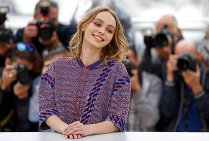 Lily-Rose Melody Depp posa durante una sesión de fotos para la película 'La danseuse' ('El bailarín') en el 69º Festival de Cannes.