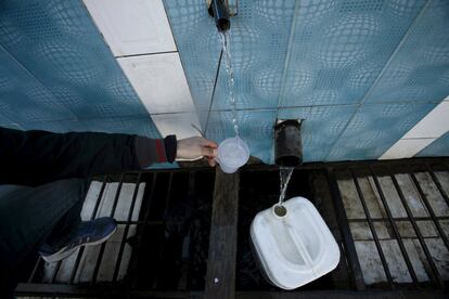 Un hombre llena un vaso de agua en una fuente de Chiffa (Argelia).