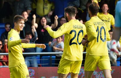 Suárez celebra un gol con Adrián y Baptistao.