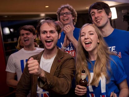 Partidarios de la Unión Europea durante el recuento de los votos del referéndum en Londres.