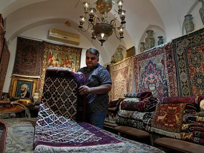 Un dueño de una tienda de alfombras persas en el bazar de Kashan, a 190 kilómetros de la capital iraní.