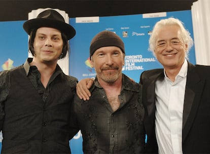 Jack White, músico del grupo The White Stripes, The Edge, de U2 y Jimmy Page, de Led Zeppelin, se han encontrado hoy en el Festival de cine de Toronto, al que han acudido a presentar la película 'It might get loud', un documental que protagonizan los tres guitarristas sobre la evolución en la música de la guitarra eléctrica.