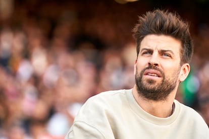 Hay muchos famosos que se han interesado en los eSports últimamente, y uno de ellos es el exfutbolista del Barça Gerard Piqué. En 2018, su empresa de deportes virtuales, E-sports Media Rights, creó una liga de fútbol 'online' junto con el Fútbol Club Barcelona y la empresa Konami, creadora del videojuego 'Pro Evolution Soccer'. La liga se llama eFootball Pro. Otra de sus inversiones más mediáticas es la King's League, la liga futbolística que une el mundo 'streamer' y el balón, que creó con el 'influencer' Ibai Llanos. Consiste en 12 equipos, presididos por 'streamers' y exfutbolistas como Iker Casillas y Kun Agüero. El proyecto solo está en su primer año, pero ya está triunfando. Acumuló más de un millón de seguidores en su temporada inaugural, que terminó el 26 de marzo 2023 en el Camp Nou con miles de espectadores.