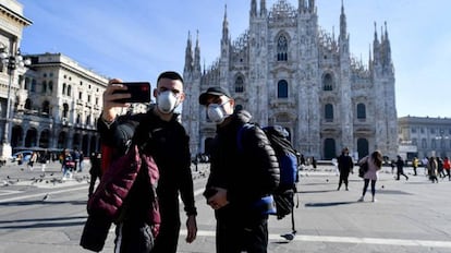 Turistas en el Duomo de Milán este lunes. 