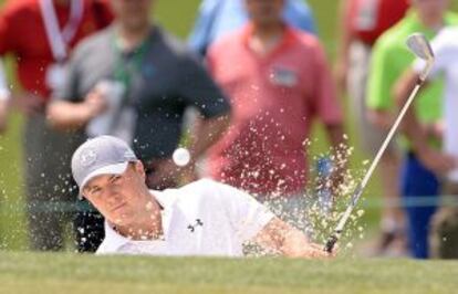 Jordan Spieth saca la bola del búnker.