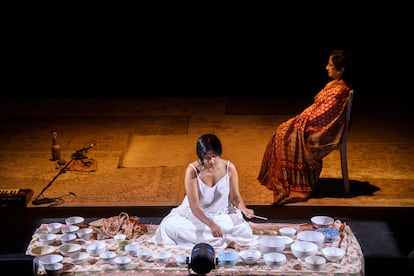 Ganavya Doraiswamy (centro) y Aruna Sairam (derecha) en un momento del espectáculo La cierva de las nueve joyas que pudo verse en el LUMA de Arles el domingo por la tarde.