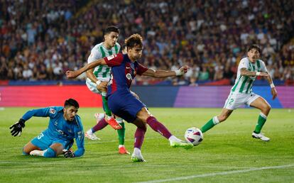 Joao Felix anotando su primer gol como jugador del Fútbol Club Barcelona este sábado.