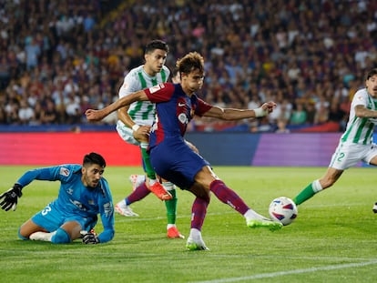 Joao Felix anotando su primer gol como jugador del Fútbol Club Barcelona este sábado.