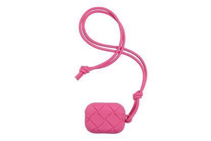 Bottega Veneta está detrás de este diseño rosa que mantiene su seña de identidad más reconocible: la piel trenzada (esta vez versionada en silicona).