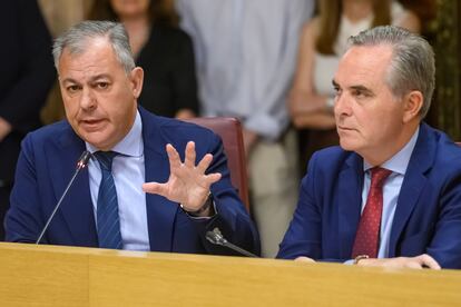 El alcalde de Sevilla, José Luis Sanz, junto al portavoz del grupo municipal, Juan Bueno, durante el debate de la cuestión de confianza.