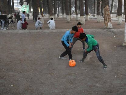 Un grupo de chicos juega al fútbol en un parque de Kabul, el pasado viernes.
