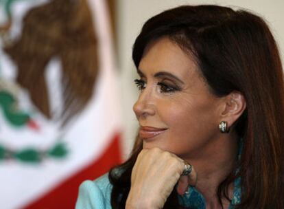 La presidenta de Argentina, Cristina Fernández, ayer lunes, durante la reunión con su homólogo mexicano, Felipe Calderón, en Buenos Aires.