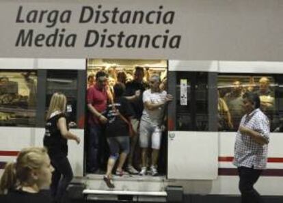 Vagón de un tren en un andén de la estación de Atocha. EFE/Archivo