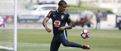 Luiz Gustavo, em treino da sele&ccedil;&atilde;o.