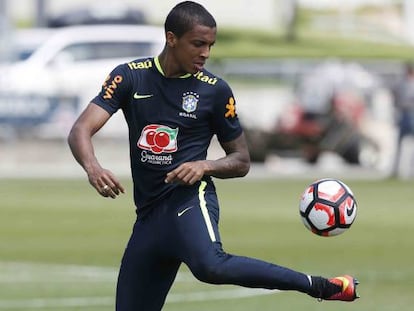 Luiz Gustavo, em treino da sele&ccedil;&atilde;o.