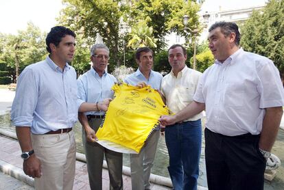 Desde la izquierda, Miguel Indurain, Federico Martín Bahamontes, Perico Delgado, Bernard Hinault y Eddy Meckx, ganadores de Tours de Francia, reciben un homenaje en Burgos.