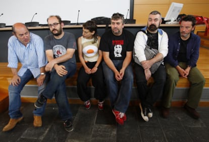 Borja Cobeaga (segundo por la izquierda), Kepa Sojo (cuarto por la izquierda) y Enrique Urbizu (primero por la derecha), ayer, en el taller de cine organizado por la UPV.