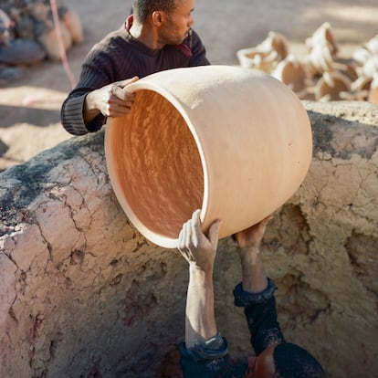 Mohammed y su hermano siguen practicando el trueque con los habitantes del oasis Skoura, salvo cuando hay sequía y los granos son escasos (eso es lo que para ellos significa el concepto "cambio climático"), porque entonces los pobladores no tienen nada que intercambiar ni cómo pagar la vajilla de cerámica que ellos venden. Abril de 2022.