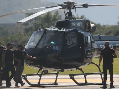 Fabrício Queiroz, exasesor de Flavio Bolsonaro, es trasladado por la policía este jueves en Río de Janeiro.