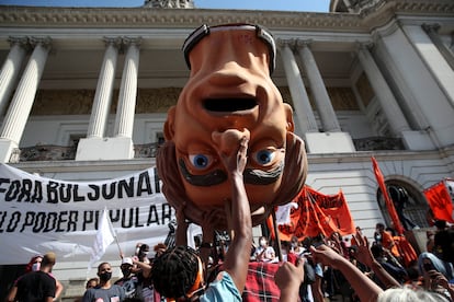 Manifestantes com boneco de Jair Bolsonaro durante protesto no Rio de Janeiro.