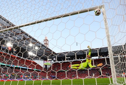 Moment in which Swiss Xherdan Shaqiri scores the tying goal.