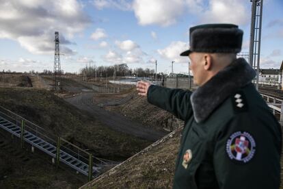 Frontera de la Unión Europea en Lituania con Kaliningrado (Rusia). El capitán Vitalijus Kriščiūnas muestra la línea fronteriza entre ambos bloques en Kybartai.