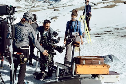 El director de la película Juan Antonio Bayona encuadrando un plano durante el rodaje.
