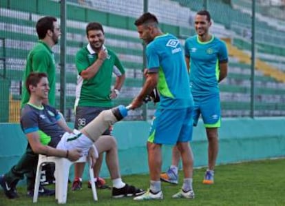 Alan Ruschel brinca com prótese de Follmann.