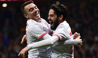 Isco celebra su gol con Aspas.