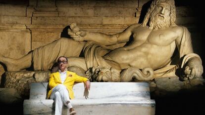 A través del cine de Paolo Sorrentino se puede descubrir Roma. En concreto, en 'La gran belleza' el director nos pasea, junto con el inolvidable Jep Gambardella (Toni Servillo), por los rinconces más reconocibles de la ciudad y también por otros más recónditos, donde se celebran fiestas privadas o se realizan performances artísticas. Vista en un programa doble junto con un clásico como 'La dolce vita', de Federico Fellini, sirve también para comprobar cómo el tiempo no pasa por la capital italiana.