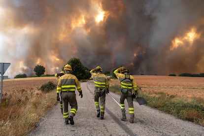 Bomberos forestales voluntarios se adentran en el incendio en Losacio, Zamora, este martes.