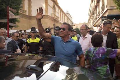 Arnold Schwarzenegger saluda a sus admiradores en el centro de Almería, donde en 2014 se le entregó un premio y destapó una placa con su nombre en el Paseo de las Estrellas de la ciudad.