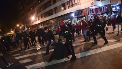 La polic&iacute;a carga contra los aficionados.