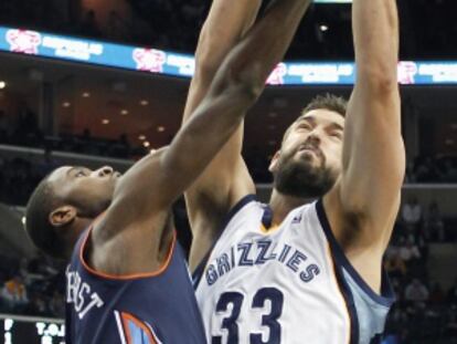 Marc Gasol captura un rebote ante Kidd-Gilchrist.