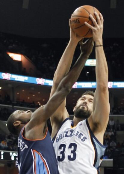 Marc Gasol captura un rebote ante Kidd-Gilchrist.