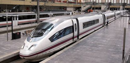 Tren de alta velocidad de Renfe en la estación de Zaragoza.