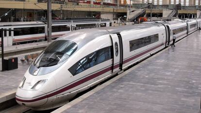 Tren de alta velocidad de Renfe en la estación de Zaragoza.