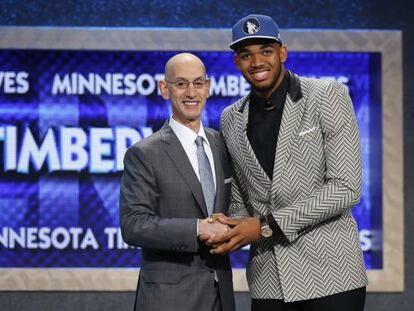 Karl-Anthony Towns, tras ser elegido número uno, felicitado por Adam Silver.