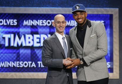 Karl-Anthony Towns, tras ser elegido número uno, felicitado por Adam Silver.