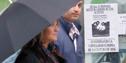 Carteles críticos con la capitalidad europea de la cultura en las calles de San Sebastián.