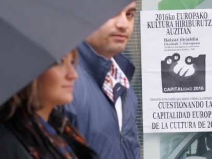 Carteles críticos con la capitalidad europea de la cultura en las calles de San Sebastián.