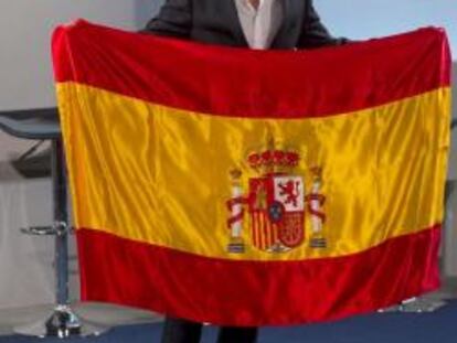 Rafa Nadal posa con la bandera de España
