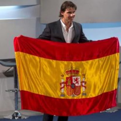 Rafa Nadal posa con la bandera de España