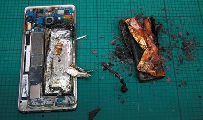 Un Samsung Note 7 que es va incendiar durant unes proves en un laboratori de Singapur.