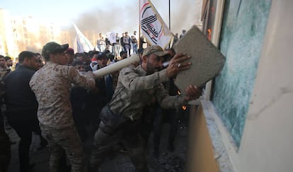 Miembros de las milicias proiraníes de Irak atacan la Embajada de Estados Unidos en Bagdad, en enero de 2020.