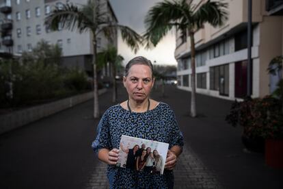 Elena Pérez Jerónimo, en una calle de Los Llanos de Aridane con una foto junto a sus hermanos. 