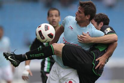 Quique de Lucas disputa un balón con un jugador del Elche.