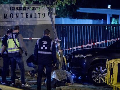 Policías municipales inspeccionaban el pasado jueves el lugar donde murió atropellada una niña de nueve años en la puerta del Colegio Montealto.